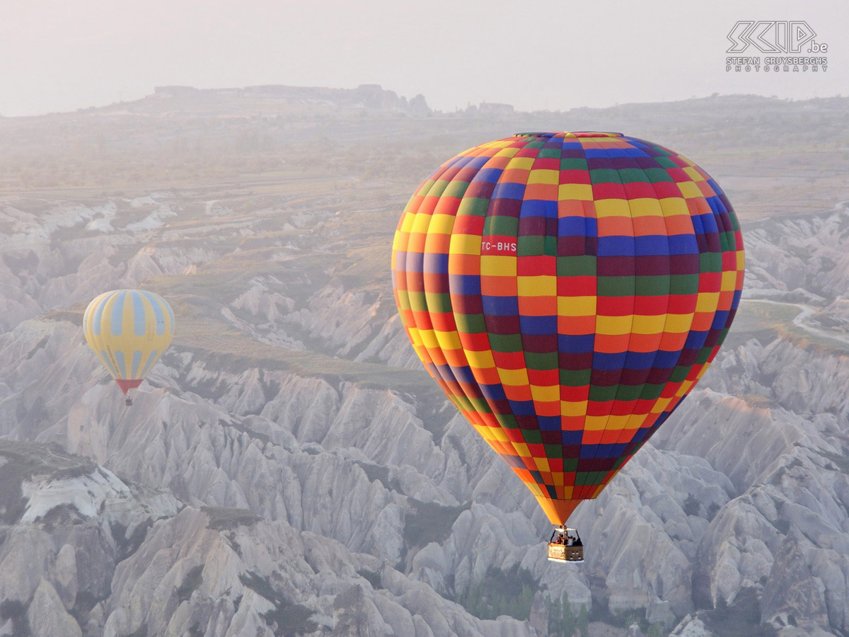 Cappadocië - Ballonvaart Op onze 4 dag worden we 's ochtends opgepikt voor een ballonvaart. Met een hete lucht ballon vliegen we bij zonsopgang een uurtje over Çavusin, Love Valley, Göreme en de Zemi Valley. Stefan Cruysberghs